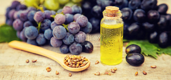 葡萄籽油在一个小瓶子里有选择图片