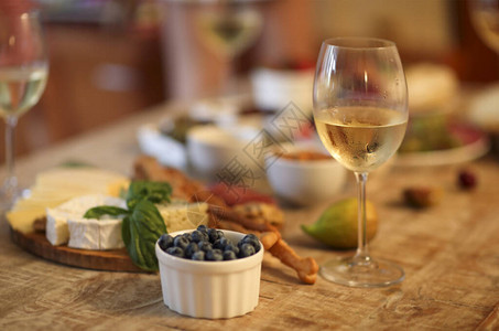 晚上在客厅里摆上白红酒和各种美味的奶酪和橄榄图片