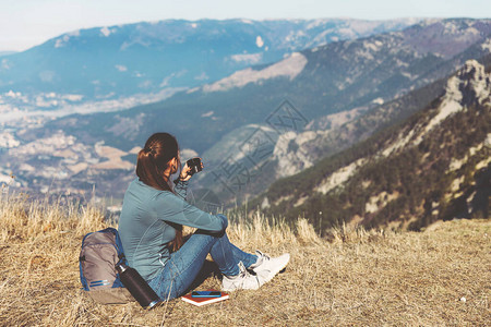 小美女独自在山上旅行图片