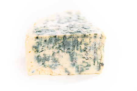 白色背景上的大片蓝纹奶酪背景图片