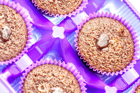 巧克力松饼在紫色纸篮里有选择焦点图片