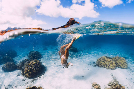 女自由潜水者在蓝海中游过图片