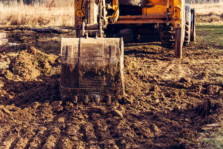 水桶挖土机收集土壤铺路图片