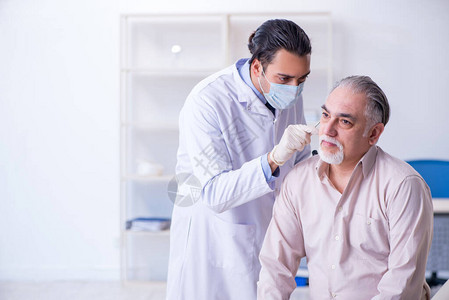 男患者拜访医生耳鼻喉科医生图片