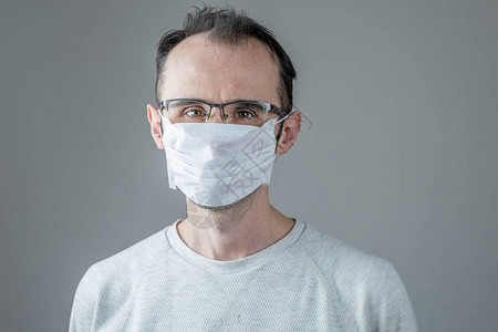 穿卫生面具以防止感染的成年人呼吸道疾病如流感图片