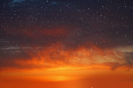 星空和橙色日落夏夜多云海景自然图片