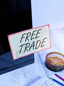 写下显示自由贸易的便条国际贸易的商业概念在没有关税的情况下顺其自然便条纸贴在键盘和固定装置附近的黑色电脑屏幕上背景