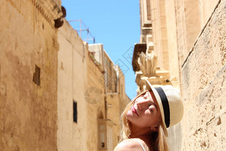 在马耳他Mdina市旅行时戴帽子的图片