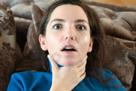 女孩感到喉咙里窒息特写冠状的最初迹象或过敏图片素材