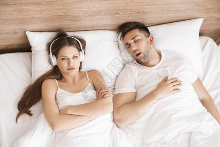 在家与打呼噜的丈夫同床睡觉的图片