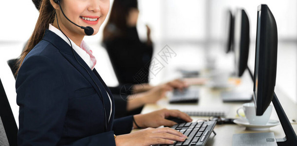 一群快乐的亚洲微笑呼叫中心业务运营商客户支持团队电话服务代理在呼叫中心的台式计算机上使用耳图片