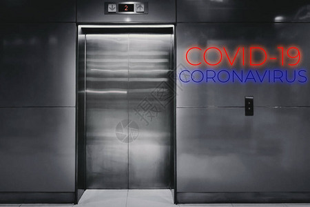 警告文字COVID19和CORONAVIRUS在电梯图片