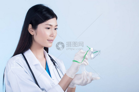 身着制服带听诊器橡胶手套氧气面罩的亚洲美女医生护士在医院里图片