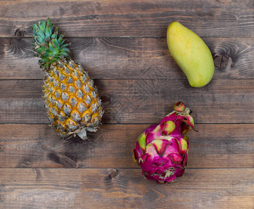 异国情调的亚洲水果棕色木背景各种热带夏季水果芒果火龙果火龙果和菠萝新图片