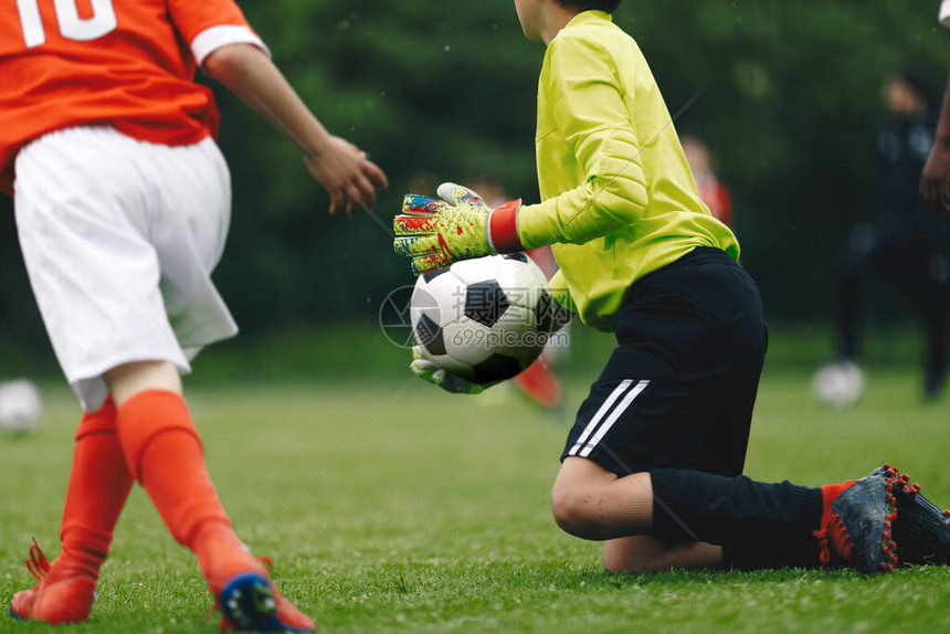 少年足球守门员接球守门员在比赛期间在球场上的行动守门员在球门中膝图片