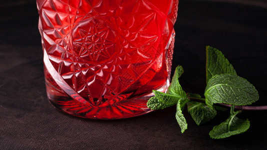 红的甜美的果汁鸡尾酒加霜装饰在玻璃图片