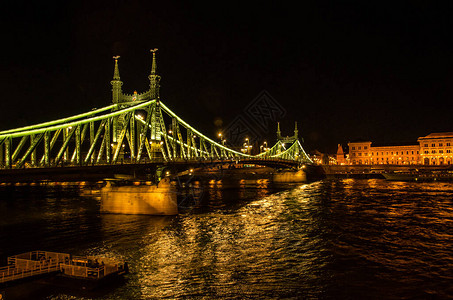 布达佩斯的自由竞价夜间灯火通明图片