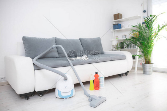 家庭公寓和房间消毒消除污染清洁真空吸尘器清洗以及危险发生时的图片
