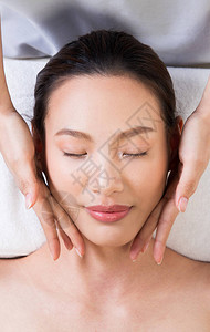 亚洲女面部前额主脉轮点的阿育吠陀头部按摩疗法图片
