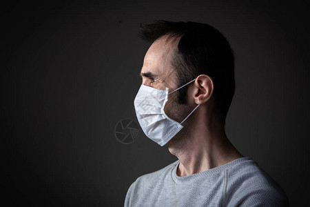 身戴卫生面具以防止感染的成年人呼吸道疾病如流感图片