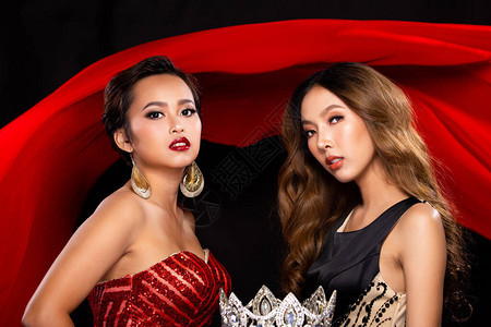 两位选美小姐选美皇后参赛者为宝石钻王冠而战图片
