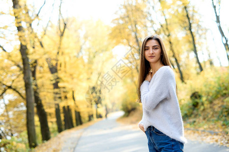 秋天公园穿便衣的褐发女人的肖像美女周图片