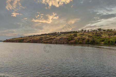 Dnieper河和Khortytsia岛夏季风景图片