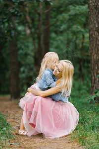 一位母亲和一位五岁的女儿穿着一模样的粉色薄纱裙和蓝色牛仔衬衫图片