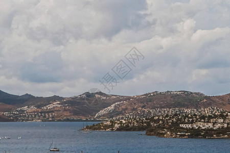 地中海岸和多云天空美丽的全景大海风景和图片