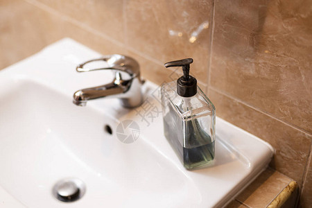 水槽附近的液态肥皂瓶子手卫生概图片
