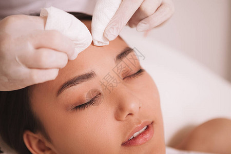 美容师清洁女客户毛孔的短片美容师清洁皮肤的图片
