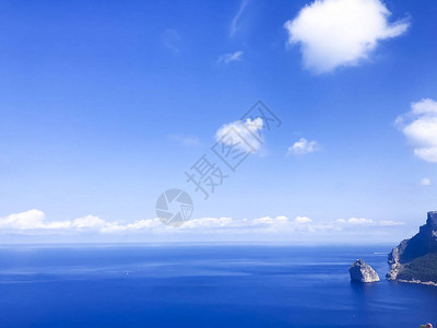 大海蓝天晴天的白云图片