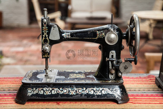 时装和制造业旧缝纫机图片