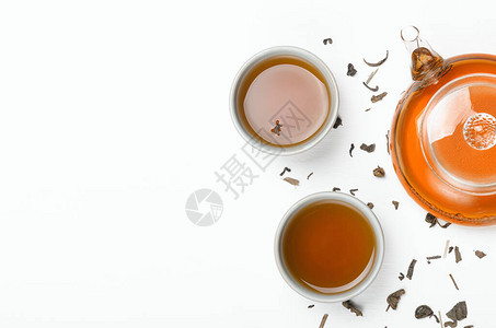 绿茶用透明茶壶和小杯子冲泡图片