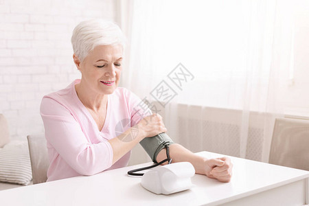 日常健康检查有高血压的高级女士在家自己测图片