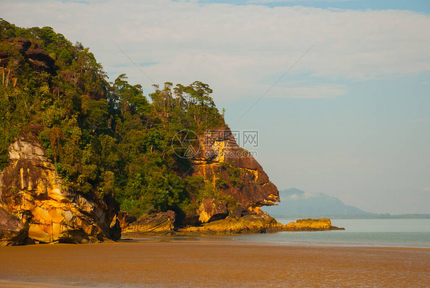 美丽的风景与巴科公园海滩景观及岩图片