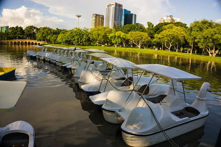 泰国曼谷城市公园的旋转鸭船图片