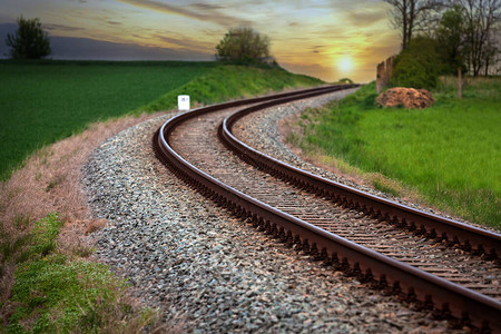 一列长的火车在火车轨上背景图片