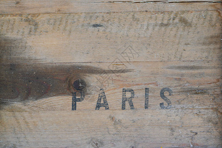 巴黎邮票在木材运输箱旧木背景图片