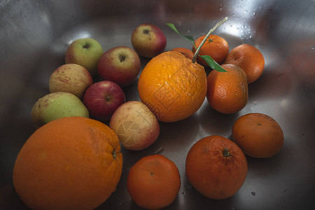 厨房水槽中的橙图片