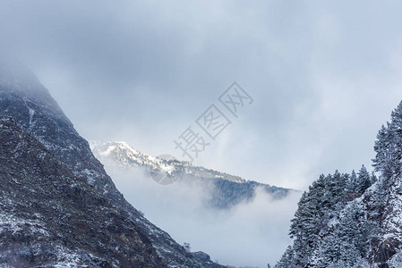 安道尔大雪后的雪山图片