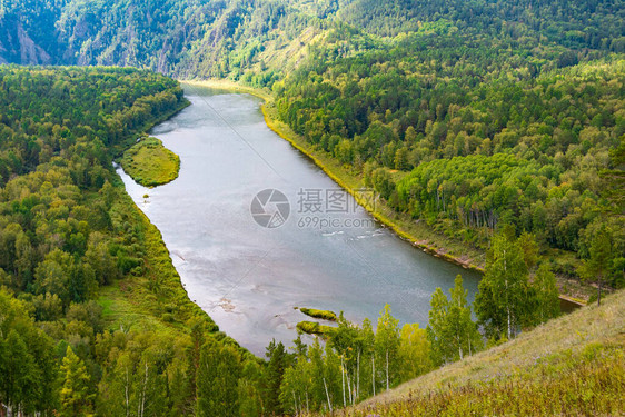 含绿色河岸的缓慢大河用于水图片