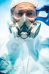 专业呼吸器眼镜乳胶手套和防护服男科学家医生图片