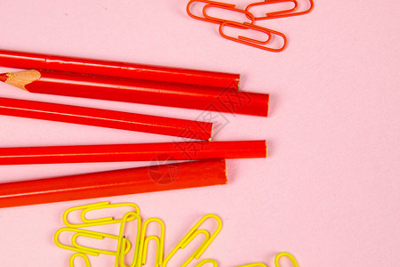 多色红铅笔标尺钢笔铅笔剪刀和文具图片