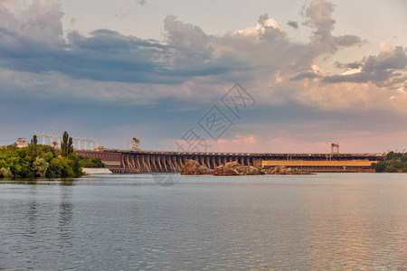 从霍特西亚岛到乌克兰Zaporizhia的Dnieper河和Dnipro水电站大图片