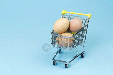 鸡蛋在一辆购物车里图片