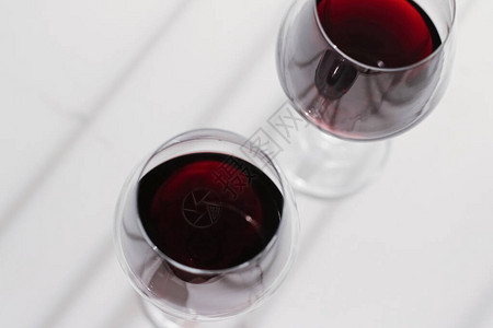 窖藏美酒两杯红葡萄酒有机饮料背景