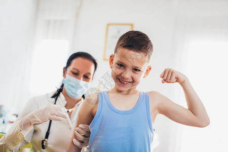 儿科医生给小男孩接种疫苗女医生给小图片
