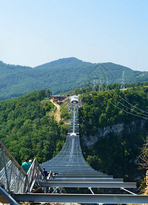 俄罗斯最长的横跨峡谷的悬空人行天桥图片