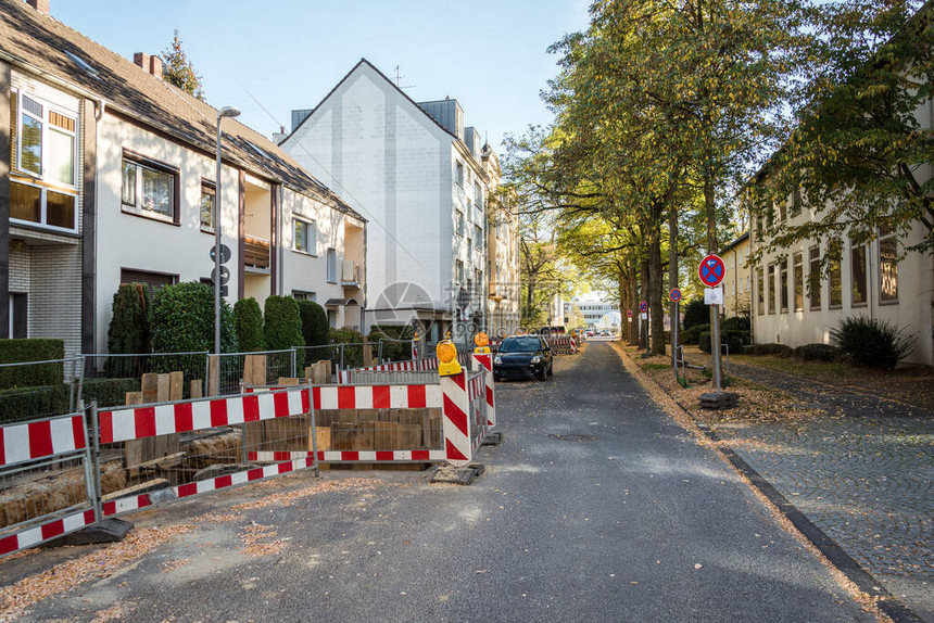 在城市街道修理管道受损饮用水供应线上的建筑工地封闭交通德国克雷菲尔德的地下通信维图片